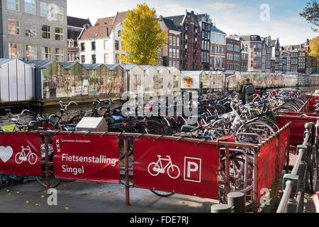 Noleggio stazione di stoccaggio ( olandese : Fietsenstalling ), Singel, Amsterdam, Olanda settentrionale. Paesi Bassi Foto Stock