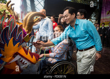 Buenos Aires, Argentina. 30 gen, 2016. Ambasciatore cinese in Argentina Yang Wanming (R) dipinge gli occhi di un drago, accompagnato da Argentina del Vicepresidente Gabriela Michetti (seconda R) durante le celebrazioni del Nuovo Anno Cinese a Buenos Aires, capitale dell'Argentina, Gennaio 30, 2016. © Martin Zabala/Xinhua/Alamy Live News Foto Stock