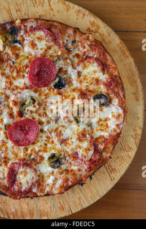 Closeup mezza salsiccia per pizza pane piatto pizza top Foto Stock