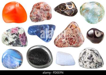 Le riprese in modalità macro della collezione di pietre naturali - vari tumbled ornamentali pietre gemma isolati su sfondo bianco Foto Stock