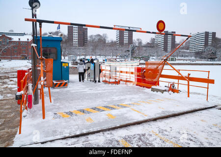 Turku, Finlandia - 17 Gennaio 2016: passeggeri comuni carico sulla barca città Fori Imperiali, traffico leggero ferry Foto Stock