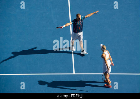 Melbourne, Australia. 31 gennaio, 2016. Elena Vesnina (R) della Russia e Bruno Soares del Brasile festeggia dopo aver vinto la finale del doppio misto contro Coco Vandeweghe degli Stati Uniti e Horia Tecau di Romania presso l'Australian Open di Tennis campionati di Melbourne, Australia, Gennaio 31, 2016. Elena Vesnina e Bruno Soares ha vinto 2-1. Credito: Bai Xue/Xinhua/Alamy Live News Foto Stock