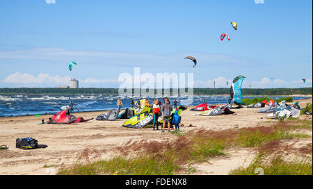 Sosnovy Bor, Russia - Luglio 19, 2015: Kitesurfisti sulla spiaggia preparare attrezzature sportive per praticare equitazione. Il golfo di Finlandia e Russia Foto Stock