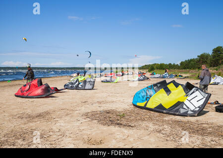 Sosnovy Bor, Russia - Luglio 19, 2015: Kitesurfisti sulla spiaggia preparare attrezzature sportive per praticare equitazione. Il golfo di Finlandia, costa russa Foto Stock