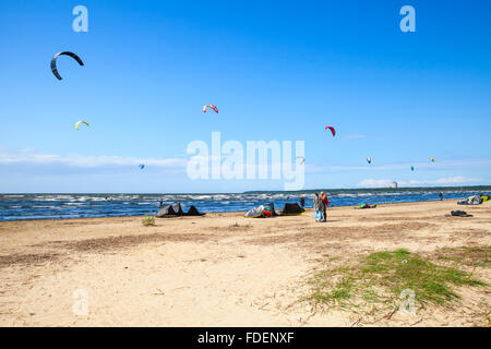 Sosnovy Bor, Russia - Luglio 19, 2015: Kitesurfisti cavalcare le onde del golfo di Finlandia nei pressi della centrale nucleare di Leningrado Impianto di alimentazione Foto Stock