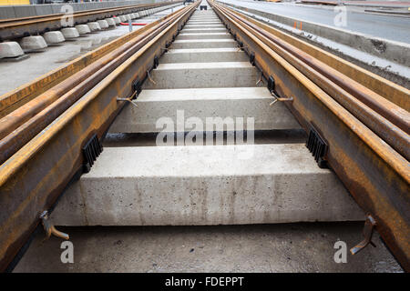 Una nuova costruzione tram in mezzo alla strada Foto Stock