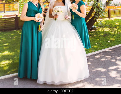 Sposa, fila di damigelle con mazzi presso la grande cerimonia di matrimonio. Foto Stock