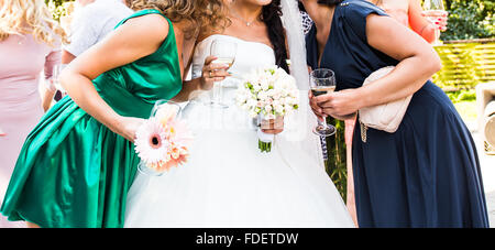 Sposa, fila di damigelle con mazzi presso la grande cerimonia di matrimonio. Foto Stock