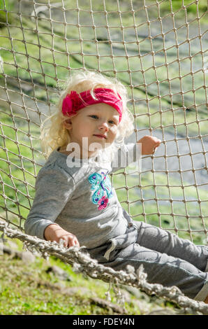 Ragazza oscillanti in un amaca Foto Stock