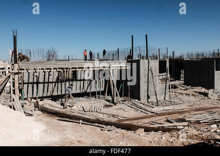 Maale Adumim, Israele. Il 31 gennaio, 2016. La costruzione del lavoro dei lavoratori di edifici residenziali che istituisce la Nofei Adumim quartiere, un'estensione di Maale Adumim in Cisgiordania, a est di Gerusalemme, affacciato sul Judean Hills e la Valle del Giordano. Ambasciatore statunitense Dan Shapiro detto "Questo governo e dei precedenti governi israeliani hanno ripetutamente espresso il proprio sostegno per una soluzione negoziata che comporterebbe il riconoscimento reciproco e la separazione. Ancora separazione diventerà sempre più difficile se Israele continua ad espandere gli insediamenti". Credito: Nir Alon/Alamy Live News Foto Stock