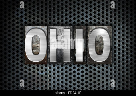 La parola "Ohio' scritto in metallo vintage tipo di stampa in rilievo su un industriale nero lo sfondo della griglia. Foto Stock