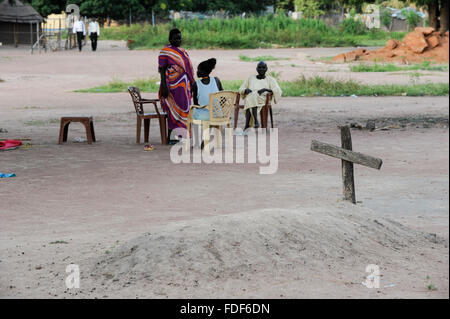 Del sud-Sudan Stato dei Laghi, Rumbek, tomba con cross / SUED-SUDAN Rumbek, Grab mit Kreuz Foto Stock