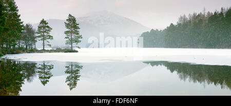 Lochan Eilein a metà inverno il loch è ghiacciato. Foto Stock
