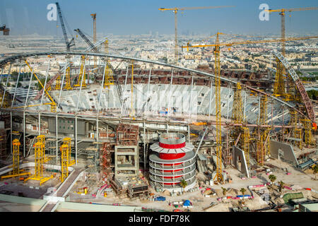 Gli stadi essendo costruito per il 2022 Coppa del Mondo di Calcio, Doha, Qatar (immagine presa Gennaio 2016) Foto Stock