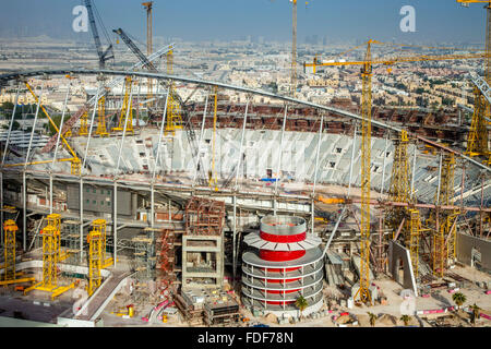 Gli stadi essendo costruito per il 2022 Coppa del Mondo di Calcio, Doha, Qatar (immagine presa Gennaio 2016) Foto Stock