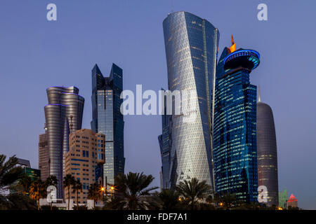 La skyline di Doha al crepuscolo presi dalla Corniche, Doha, Qatar Foto Stock