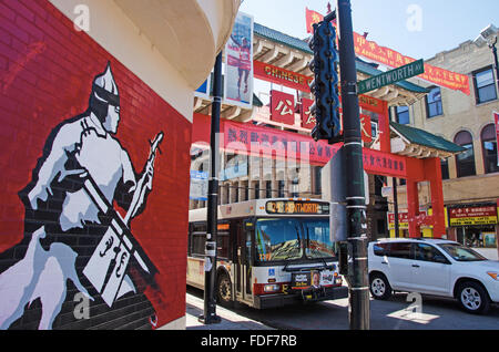 Chicago, Illinois, Stati Uniti d'America: murales nel quartiere di Chinatown, semaforo Foto Stock