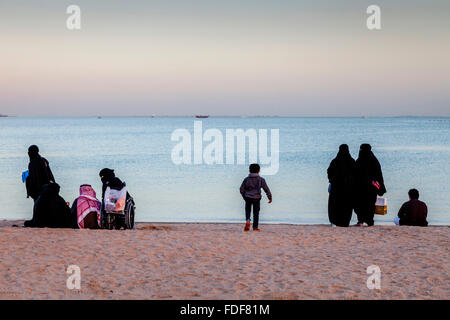 La popolazione locale sulla spiaggia di Katara Villaggio Culturale, Doha, Qatar Foto Stock