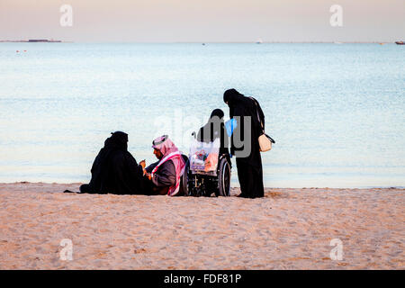 La popolazione locale sulla spiaggia di Katara Villaggio Culturale, Doha, Qatar Foto Stock