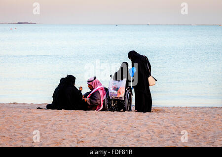 La popolazione locale sulla spiaggia di Katara Villaggio Culturale, Doha, Qatar Foto Stock