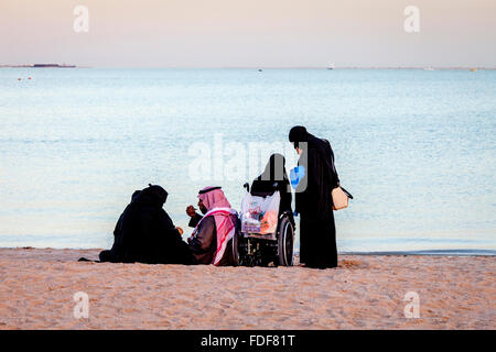 La popolazione locale sulla spiaggia di Katara Villaggio Culturale, Doha, Qatar Foto Stock