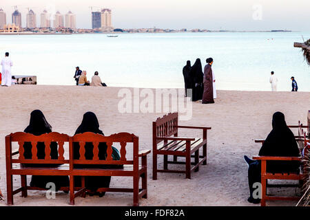 La popolazione locale sulla spiaggia di Katara Villaggio Culturale, Doha, Qatar Foto Stock