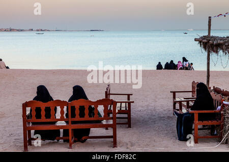 La popolazione locale sulla spiaggia di Katara Villaggio Culturale, Doha, Qatar Foto Stock