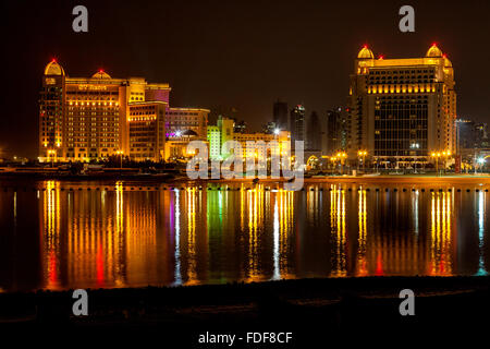 West Bay di notte dal Katara Villaggio Culturale, Doha, Qatar Foto Stock