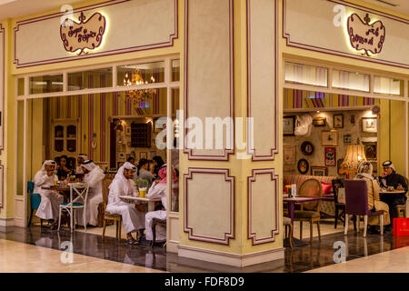 Qatar uomini e donne presso lo zucchero e spezie Cafe, Lagoona Mall, Doha, Qatar Foto Stock