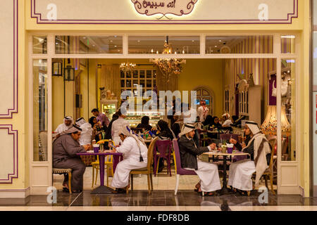 Qatar uomini e donne presso lo zucchero e spezie Cafe, Lagoona Mall, Doha, Qatar Foto Stock