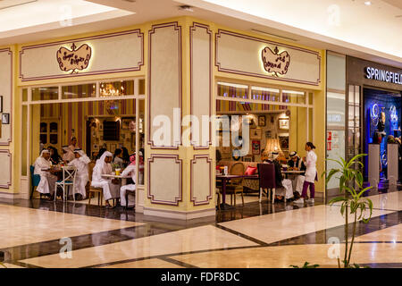 Qatar uomini e donne presso lo zucchero e spezie Cafe, Lagoona Mall, Doha, Qatar Foto Stock