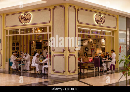 Qatar uomini e donne presso lo zucchero e spezie Cafe, Lagoona Mall, Doha, Qatar Foto Stock