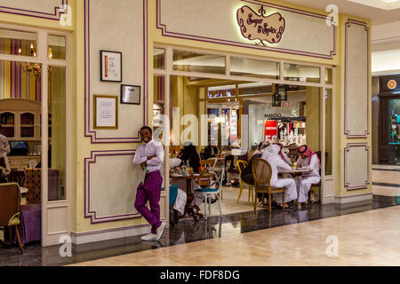 Qatar uomini e donne presso lo zucchero e spezie Cafe, Lagoona Mall, Doha, Qatar Foto Stock