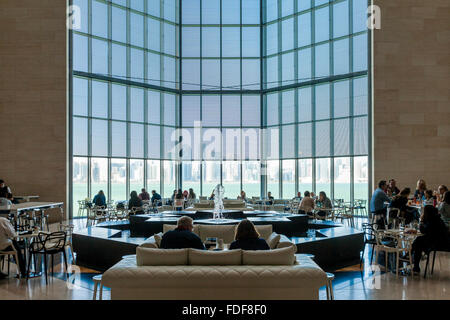 Il cafe/ristorante presso il Museo di Arte Islamica con viste della skyline di Doha, Doha, Qatar Foto Stock