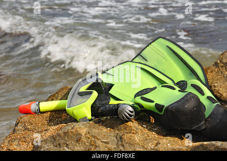 Maschera subacquea, snorkeling e pinne sul Seacoast. Attrezzatura per immersioni subacquee Foto Stock