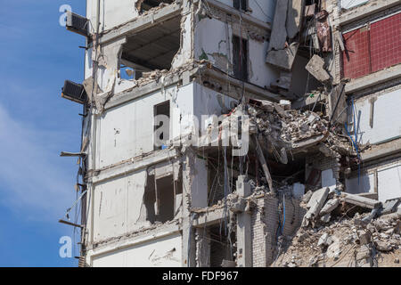 Pezzi di metallo e pietra sono fatiscenti dal demolito Foto Stock