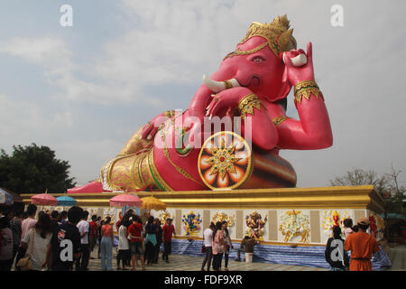 Chachoengsao, Thailandia. Il 31 gennaio, 2016. La gente adora il Signore reclinabili Ganesha che è il più grande della Tailandia, con l'altezza di 16 metri e una larghezza di 14 metri situato nel waterfront Bang Pakong fiume in Bang Kaew, Muang District. Credito: Vichan Poti/Pacific Press/Alamy Live News Foto Stock