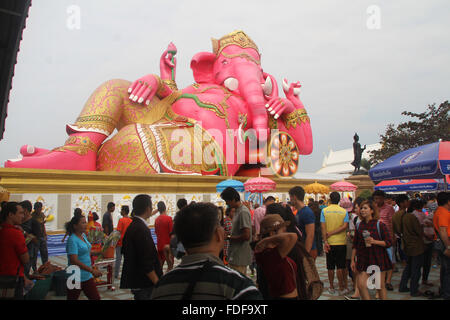 Chachoengsao, Thailandia. Il 31 gennaio, 2016. La gente adora il Signore reclinabili Ganesha che è il più grande della Tailandia, con l'altezza di 16 metri e una larghezza di 14 metri situato nel waterfront Bang Pakong fiume in Bang Kaew, Muang District. Credito: Vichan Poti/Pacific Press/Alamy Live News Foto Stock