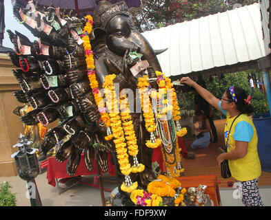 Chachoengsao, Thailandia. Il 31 gennaio, 2016. Un devoto loda il Signore Ganesha in Wat Saman Rattanaram, situato a waterfront Bang Pakong fiume in Bang Kaew, Muang District. Credito: Vichan Poti/Pacific Press/Alamy Live News Foto Stock