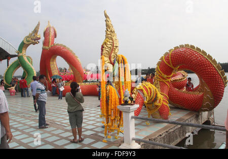 Chachoengsao, Thailandia. Il 31 gennaio, 2016. La gente che prende le immagini del Nagas scultura in Wat Saman Rattanaram, situato a waterfront Bang Pakong fiume in Bang Kaew, Muang District. Credito: Vichan Poti/Pacific Press/Alamy Live News Foto Stock