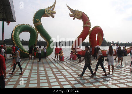 Chachoengsao, Thailandia. Il 31 gennaio, 2016. La gente che prende le immagini del Nagas scultura in Wat Saman Rattanaram, situato a waterfront Bang Pakong fiume in Bang Kaew, Muang District. Credito: Vichan Poti/Pacific Press/Alamy Live News Foto Stock