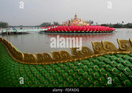 Chachoengsao, Thailandia. Il 31 gennaio, 2016. La gente adora a pagoda nel bel mezzo del discorso in Wat Saman Rattanaram, situato a waterfront Bang Pakong fiume in Bang Kaew, Muang District. Credito: Vichan Poti/Pacific Press/Alamy Live News Foto Stock