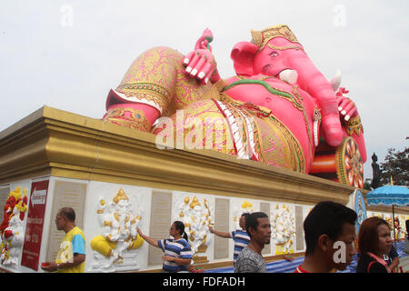 Chachoengsao, Thailandia. Il 31 gennaio, 2016. La gente adora il Signore reclinabili Ganesha che è il più grande della Tailandia, con l'altezza di 16 metri e una larghezza di 14 metri situato nel waterfront Bang Pakong fiume in Bang Kaew, Muang District. Credito: Vichan Poti/Pacific Press/Alamy Live News Foto Stock