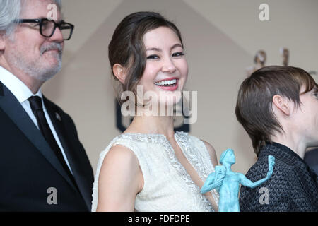 Los Angeles, CA, Stati Uniti d'America. Il 30 gennaio, 2016.attrice Kimiko Glenn pone nella sala stampa del XXII edizione Screen Actors Guild Awards, SAG Awards, presso lo Shrine Auditorium di Los Angeles, Stati Uniti d'America, il 30 gennaio 2016. Foto: Hubert Boesl /dpa - nessun filo SERVICE - Credit: dpa picture alliance/Alamy Live News Foto Stock