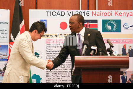 Etiopia ad Addis Abeba. 31 gennaio, 2016. Il Presidente keniano Uhuru Kenyatta (R) scuote le mani con Katsuyuki Kawai, Rappresentante speciale del Primo Ministro del Giappone al vertice UA, durante una conferenza stampa tenutasi ad Addis Abeba, capitale dell Etiopia, a gennaio 31, 2016. La sesta Conferenza Internazionale di Tokio sullo sviluppo africano (TICAD) si terrà in Kenya dal 27 agosto a 28th, Presidente Uhuru Kenyatta ha annunciato domenica a margine dell'AU capi di Stato nel vertice di Addis Abeba. © Pan Siwei/Xinhua/Alamy Live News Foto Stock