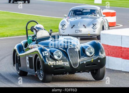 1950 Jaguar XK120 di proprietà di Derek Hood e corsa da John Young al Goodwood Revival 2015 Foto Stock