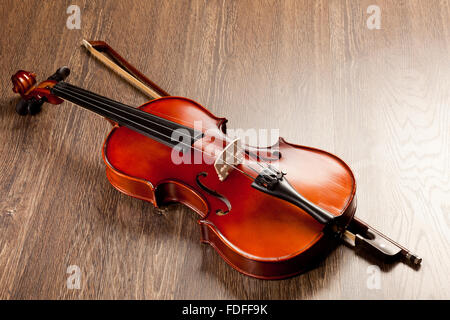 Rose rosse e un violino sul tavolo Foto Stock