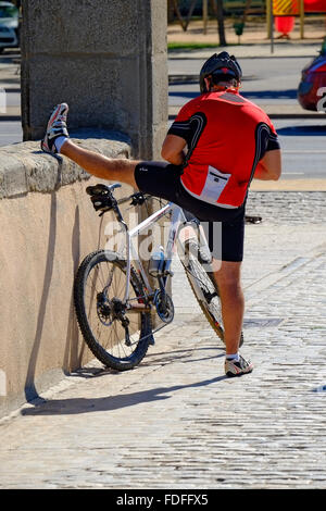 Ciclista Stretching Salamanca spagna ES Foto Stock