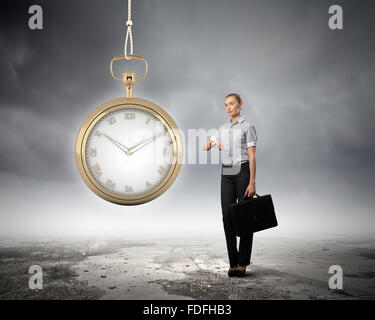 Immagine di attraente imprenditrice e pocket watch. Tempo per il business Foto Stock