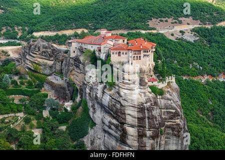 Monastero di Varlaam sull'alta roccia di Meteora, Grecia. Vista panoramica Foto Stock